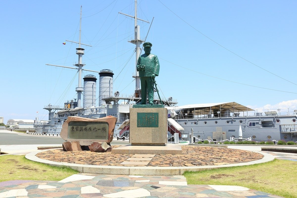 三笠公園の東郷平八郎の像と記念艦