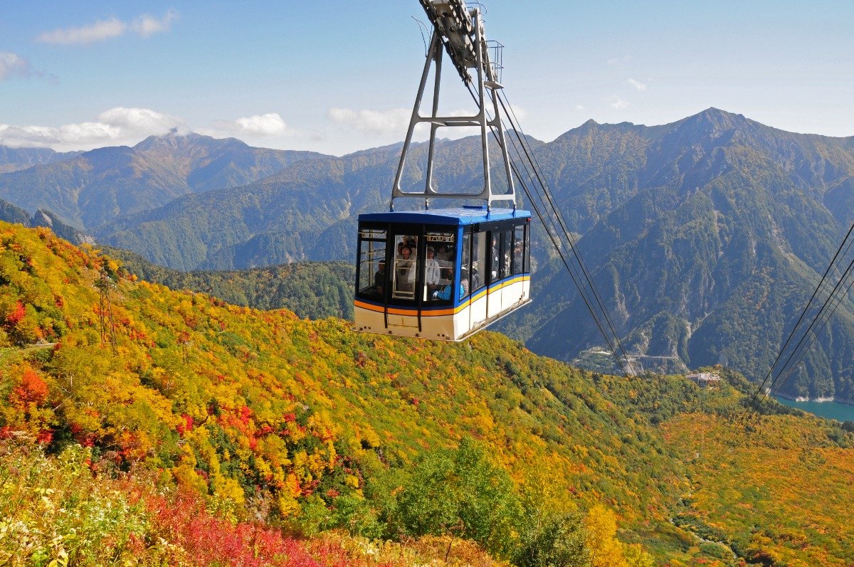 「立山ロープウェイ」からタンボ平の紅葉を一望　写真／立山黒部アルペンルート