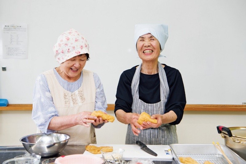 地元の料理名人・門脇京子さん（右）と松本紀和子さん