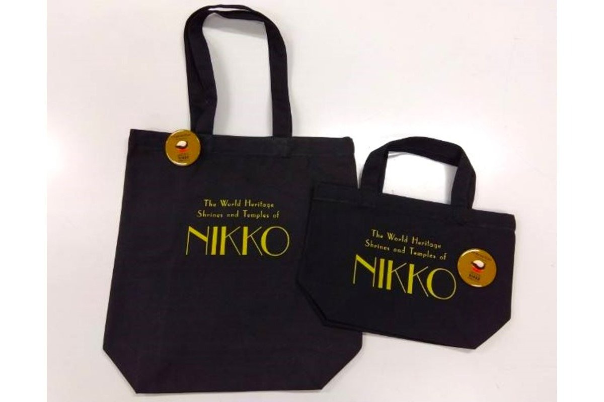 「mekke（めっけ） 日光郷土センター」内の観光案内所などで販売される記念グッズ（写真はトートバッグ）