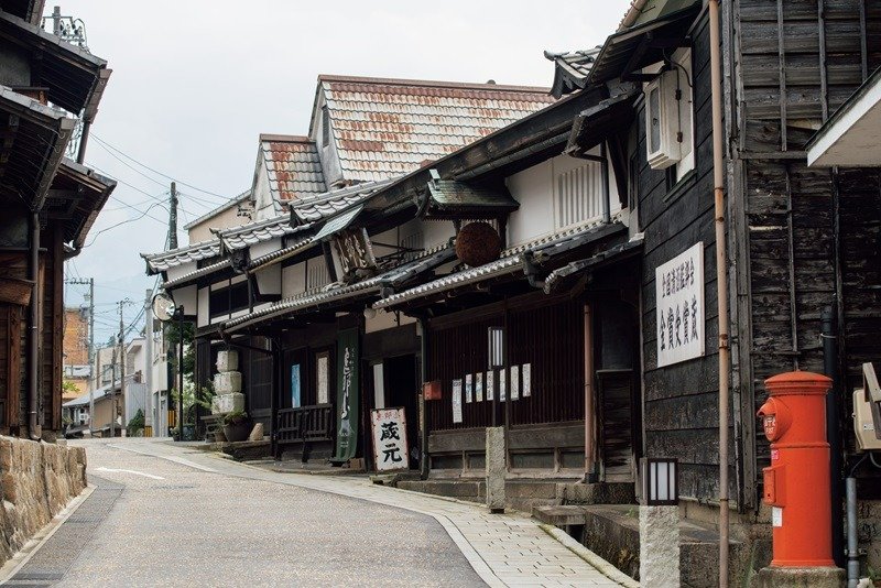 交通の要衝としてにぎわい、商人町としても栄えた中津川宿には、裕福な家の象徴だったうだつの上がる建物が多く残ります