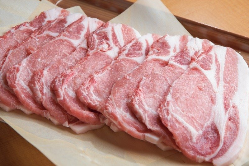 道産の生豚肉を厚く切り炭火で炙ることで、店ならではの味わいに