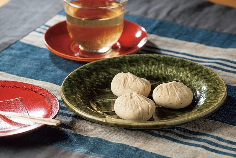 「川上屋」の栗きんとんは、栗と砂糖のみを練り上げた上品な甘さでお茶菓子にぴったり