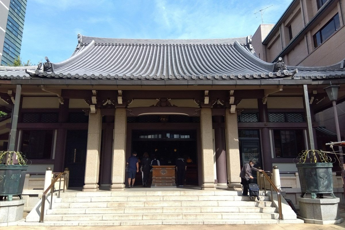 正面より見た本堂。正面奥の須弥壇最上段に本尊が奉安されています