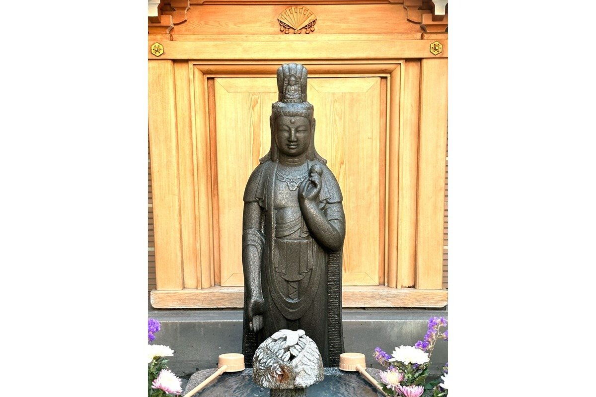 洗い観音(二代目)。初代は摩耗して後方の厨子の中に奉安。毎月18日開帳