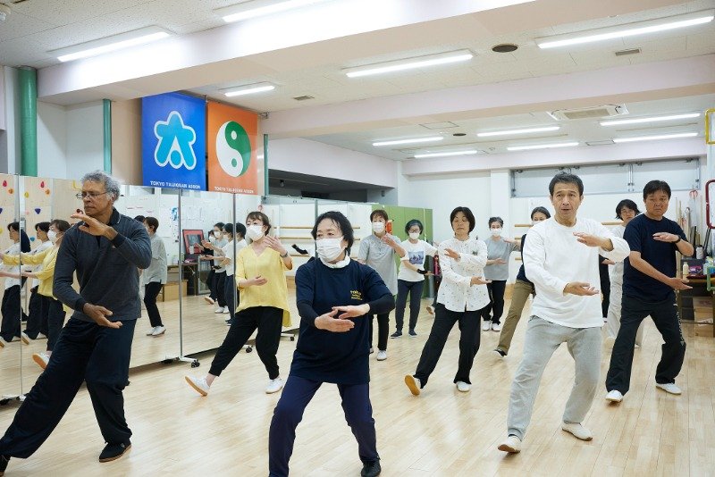 音楽に合わせて24式太極拳を行なう