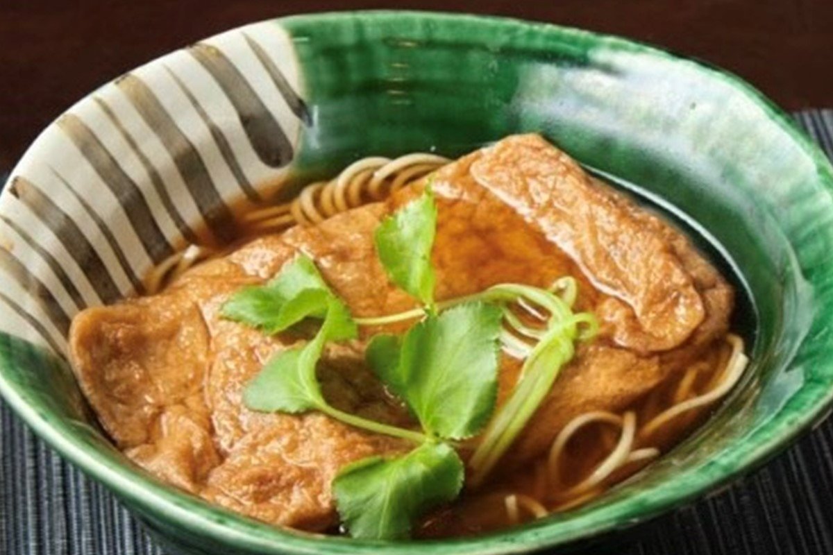 味が染みた揚げがおいしい「きつねそば」1080円