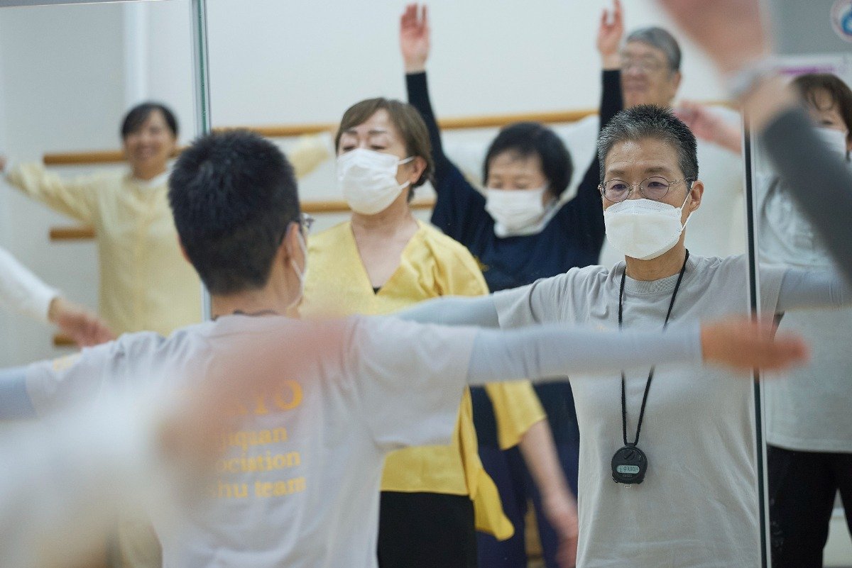 レッスンは時間をかけて入念なストレッチから始める