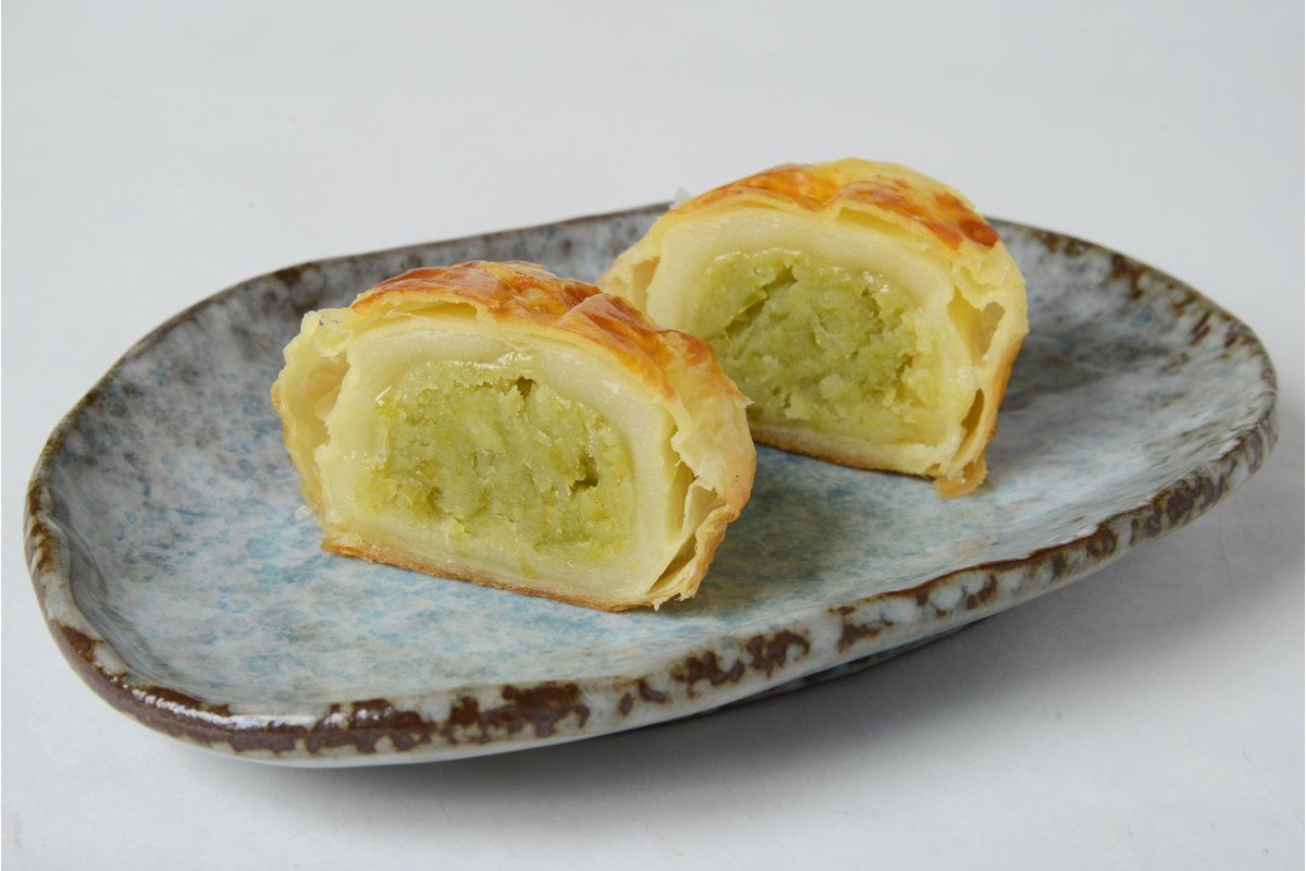 大福をパイ生地で包んだ食感が楽しい