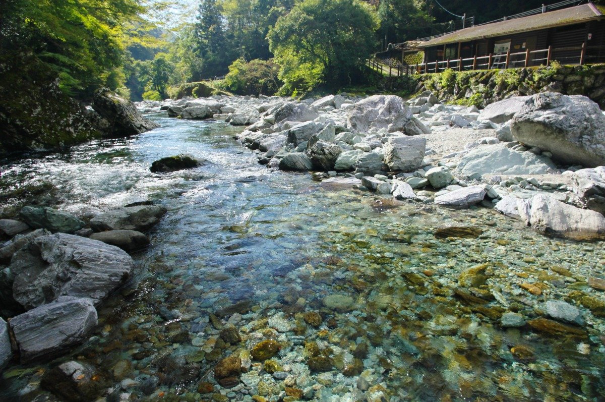 広い河原と清流の景観が美しい