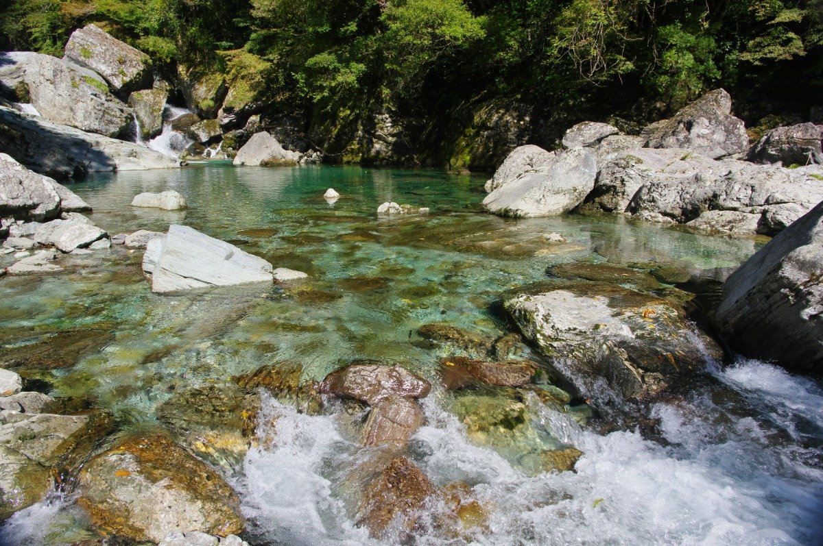 動きのある川面と、岩を打つ奔流（ほんりゅう）が特徴的