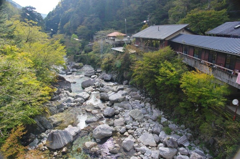 安居渓谷の入口に位置しています
