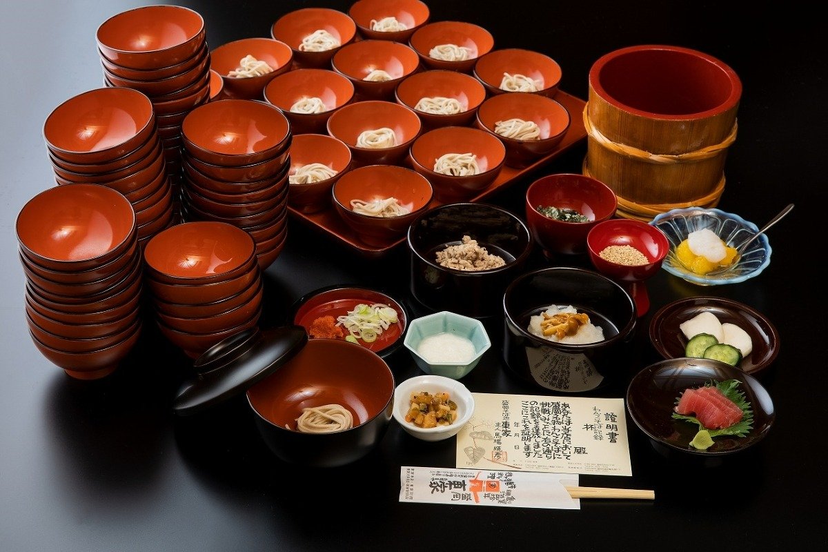 薬味も色とりどりの「わんこそば」4200円