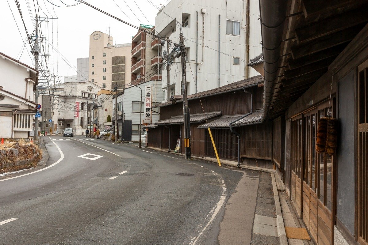 昔からの商店も残る紺屋町のレトロな町並み