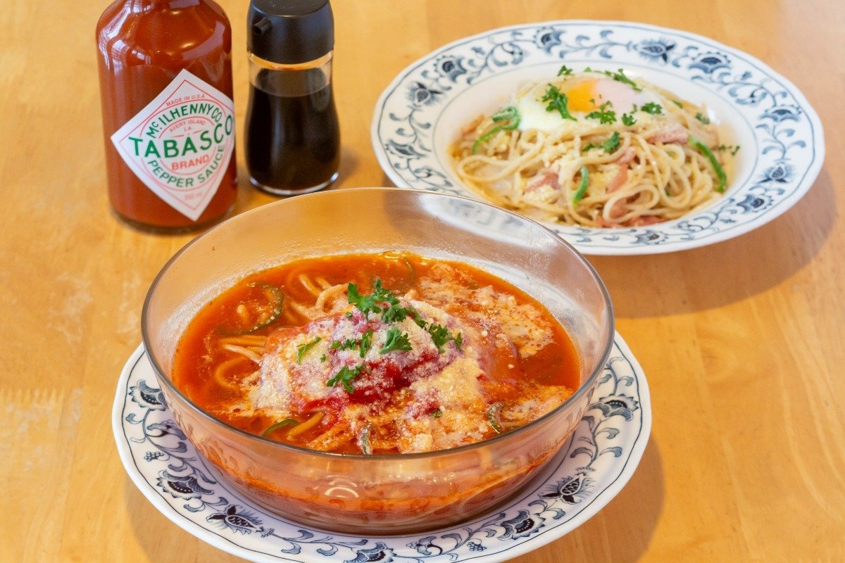 「ア・ラ・モンタン」950円（手前）と「タマゴかけ」950円（奥）