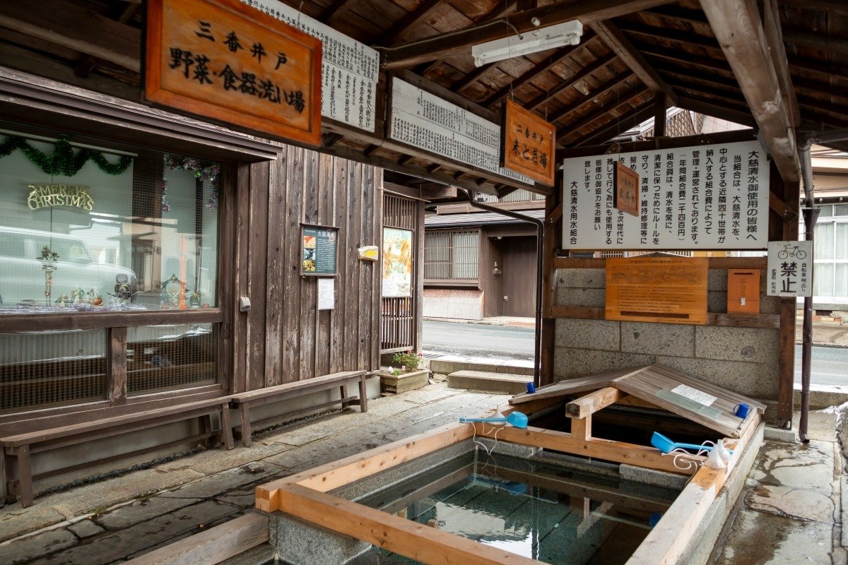 地元の人が次々と水を汲みに来る「大慈清水」