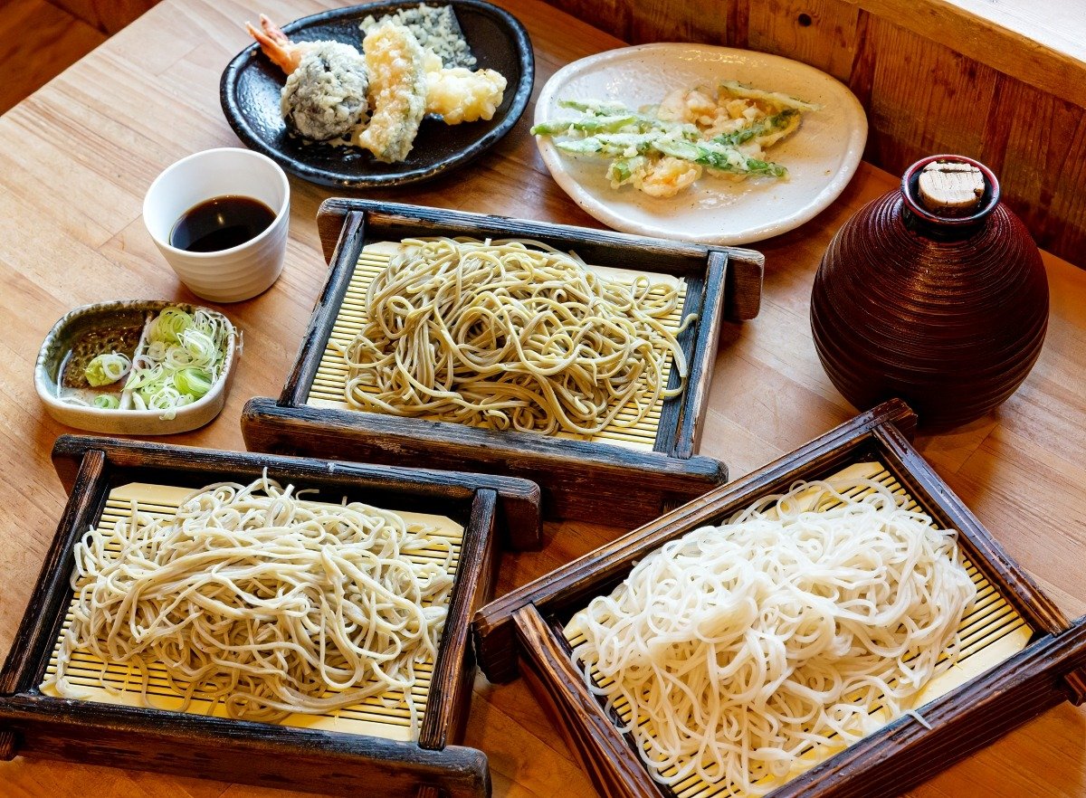 「季節の天ぷら」385円と「もり」3枚1155円