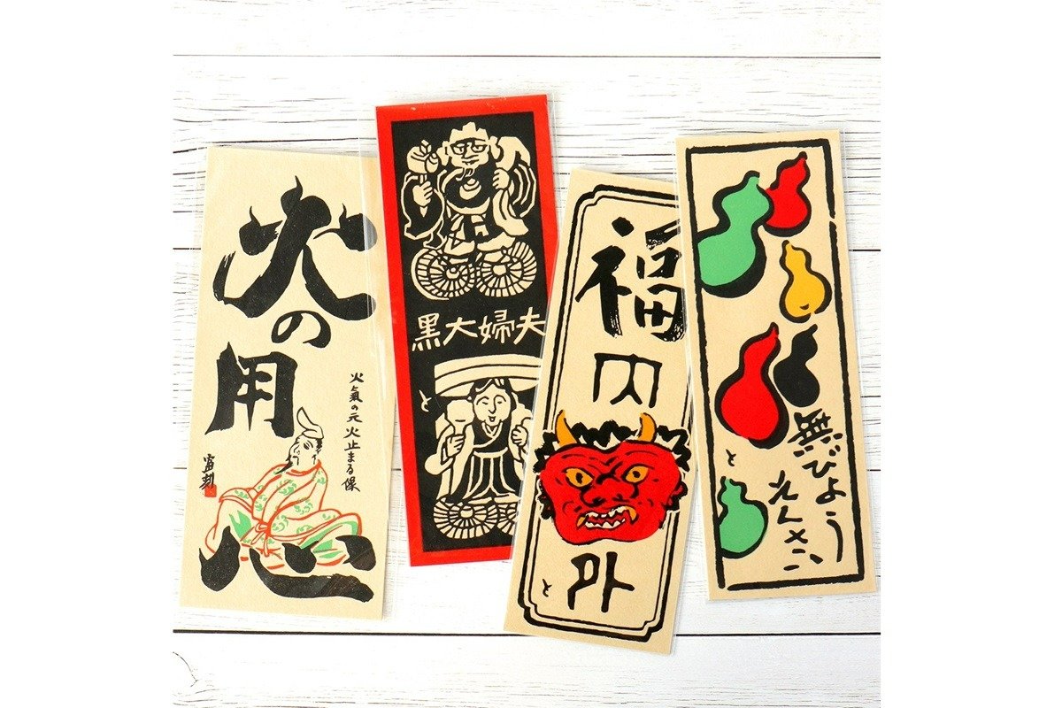徳力富吉郎の木版画をもとにした小物の販売も。遊び心たっぷりの福ふだ各330円