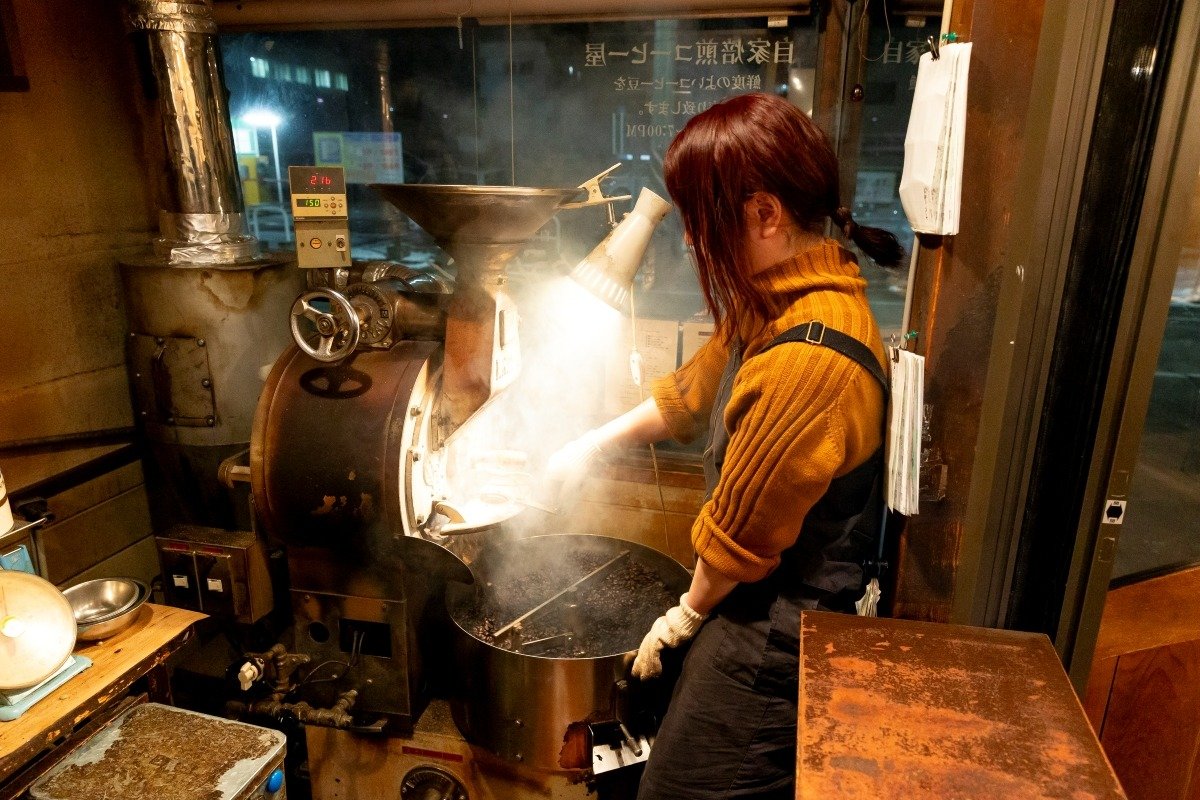 店内の焙煎機で焙煎したてのコーヒー豆を出す
