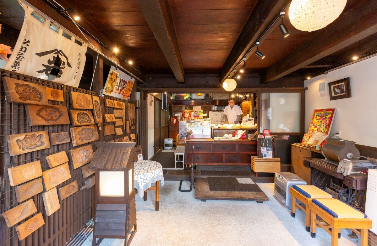 昔の落雁の型なども展示された風格ある店内