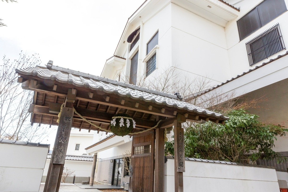 「昭和旭蔵」は白壁に黒瓦という純和風仕込み蔵