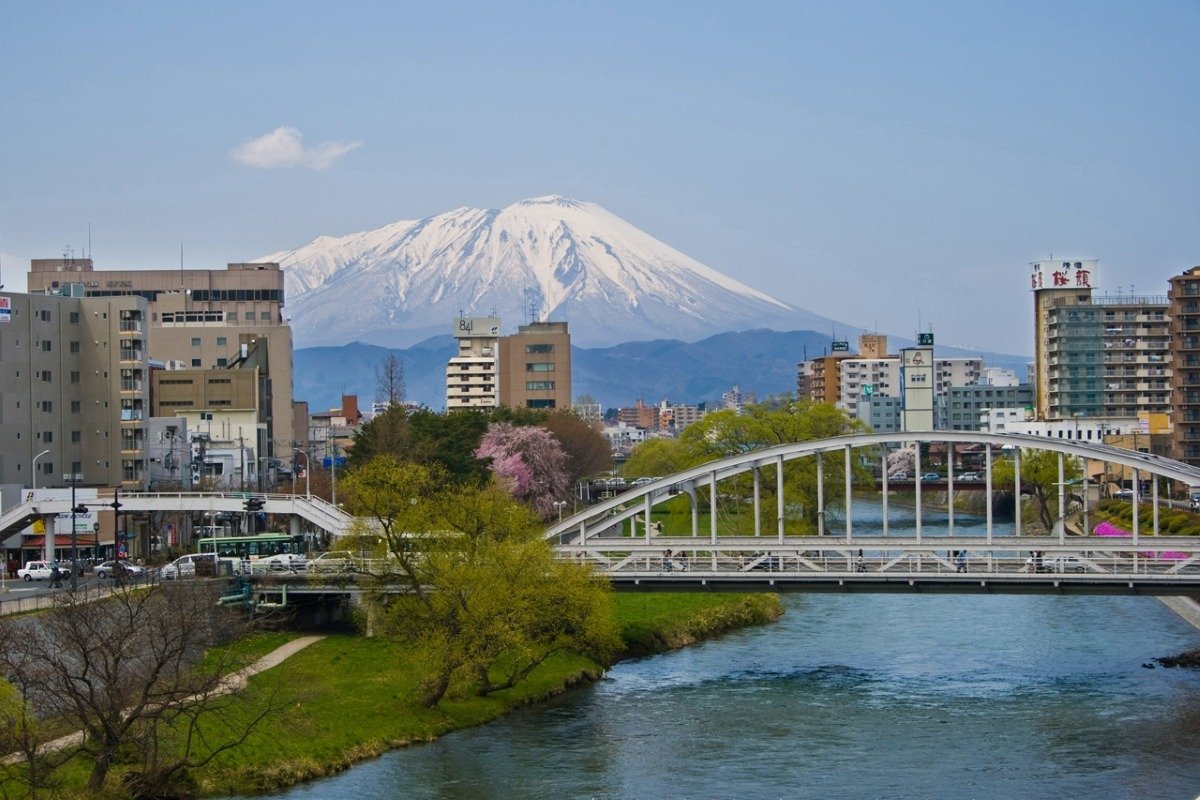 市街から望む岩手山