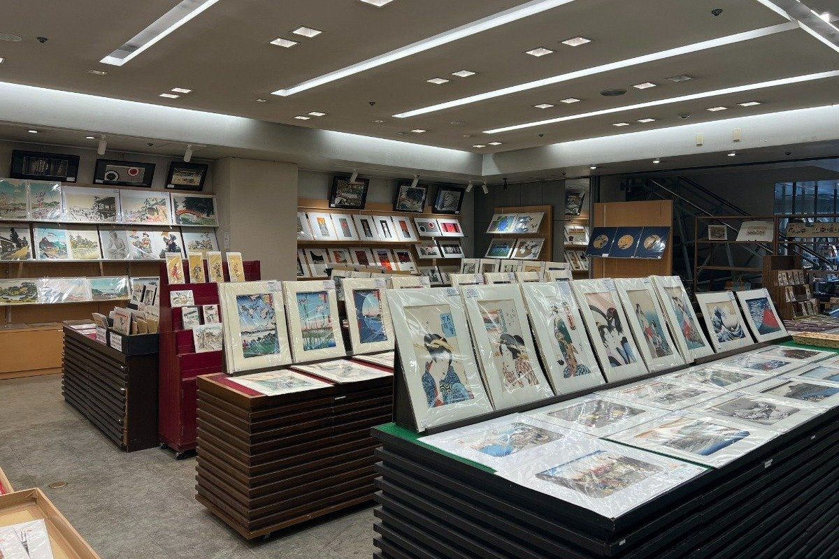浮世絵から明治以降の作家らによる「新版画」まで多彩な木版画作品がそろう