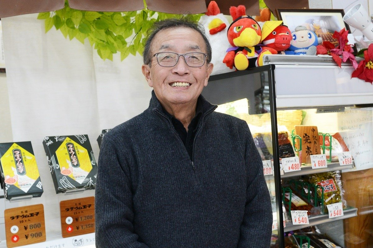 「ごはんのおともにピッタリ」と話す三代目店主の阿部孝義さん