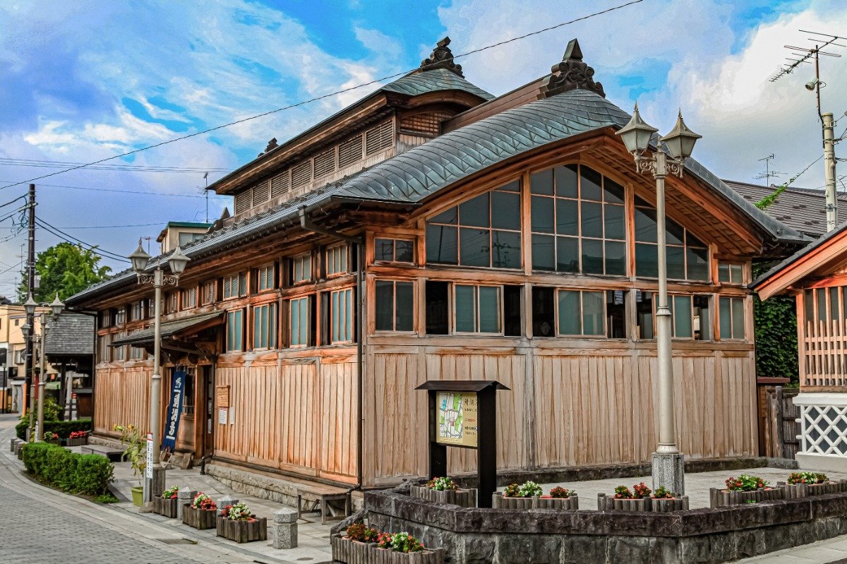 情緒のある木造の湯屋建築が印象的です