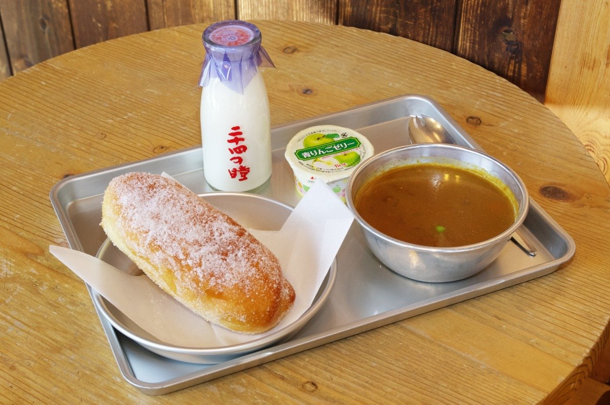 瓶牛乳や揚げパンなどの「給食セット」1050円（2025年4月からは1100円）
