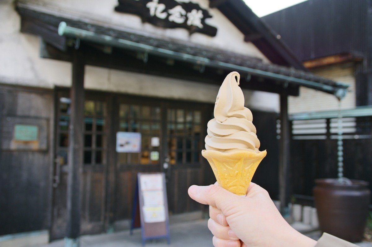 「しょうゆソフトクリーム」350円ほか、みやげ向きの醤油も販売