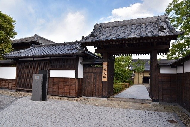 豪農・豪商時代の栄華を感じさせる立派な表門