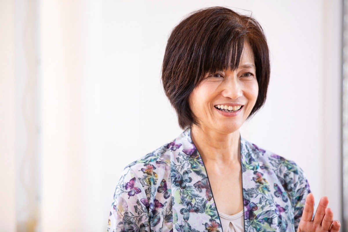 ヨガについて説明する足立さん