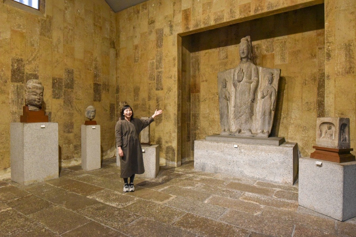 石仏室に恒久展示される『一光三尊像』