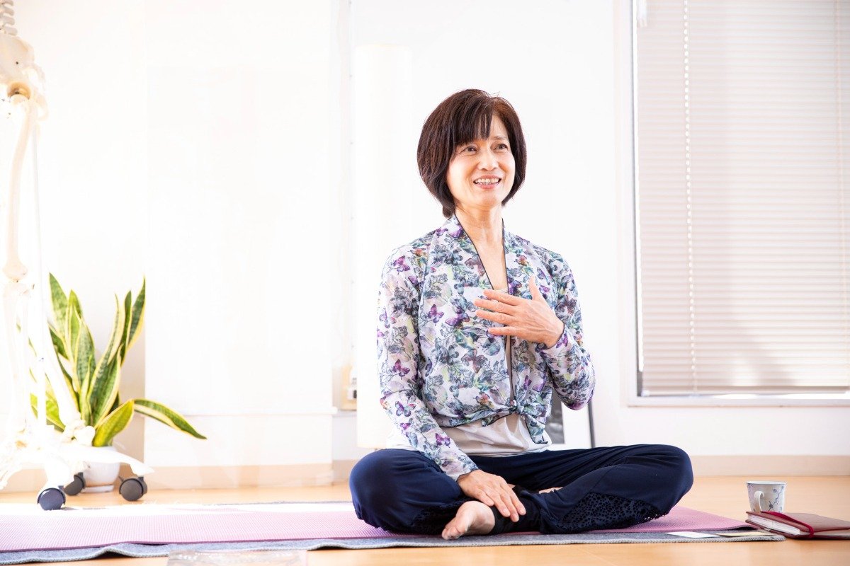 「ヨガを行なうと心がクリアになってきます」と足立さん