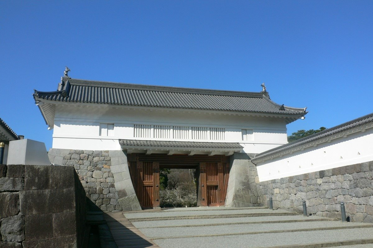 二の丸の正門にあたる銅門。土・日曜・祝日10～15時に内部を特別公開