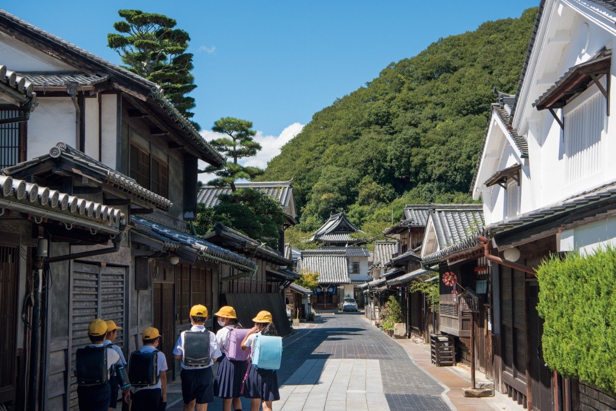 製塩業や酒造業で栄えた商家が立ち並ぶ「たけはら町並み保存地区」