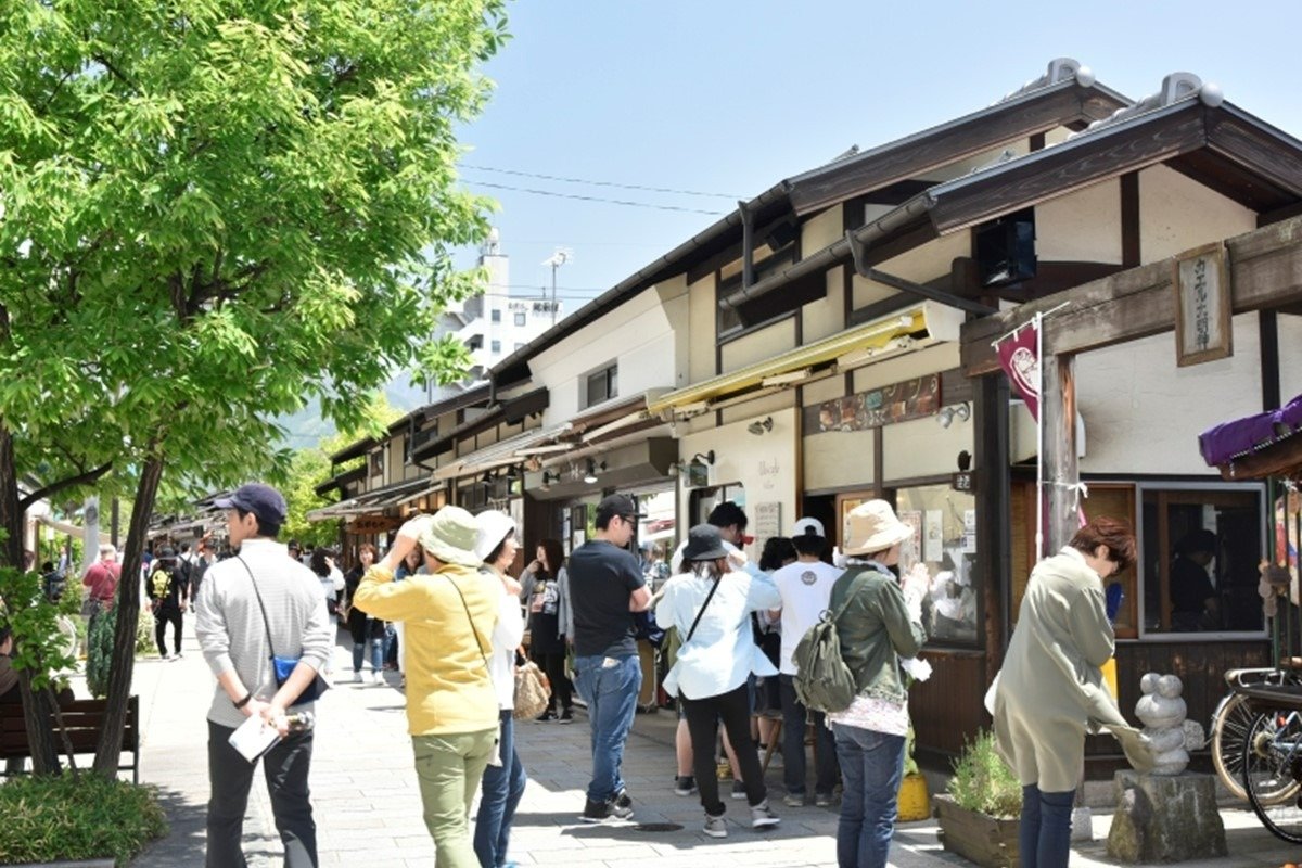 レトロな長屋風の建物が並ぶ「なわて通り」