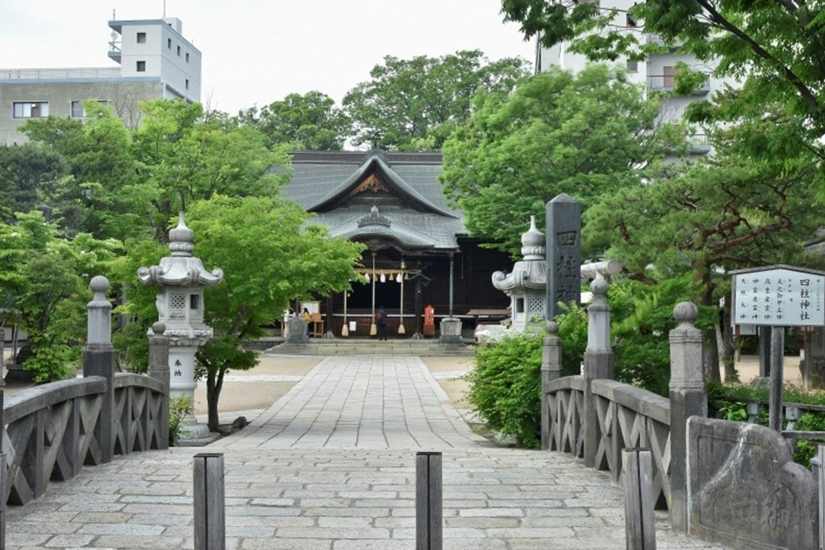 1874（明治7）年に四柱の神を祀ったことから始まる四柱神社