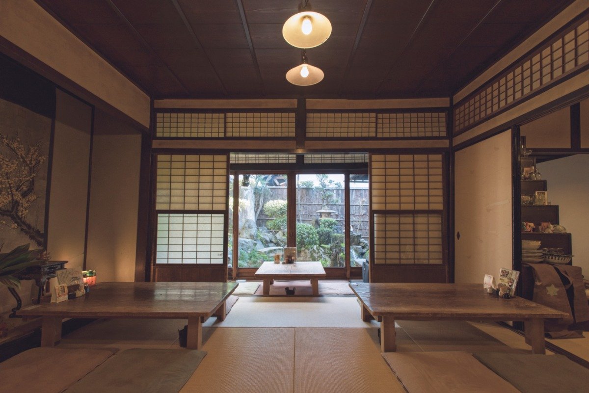 「翼果楼」の店内