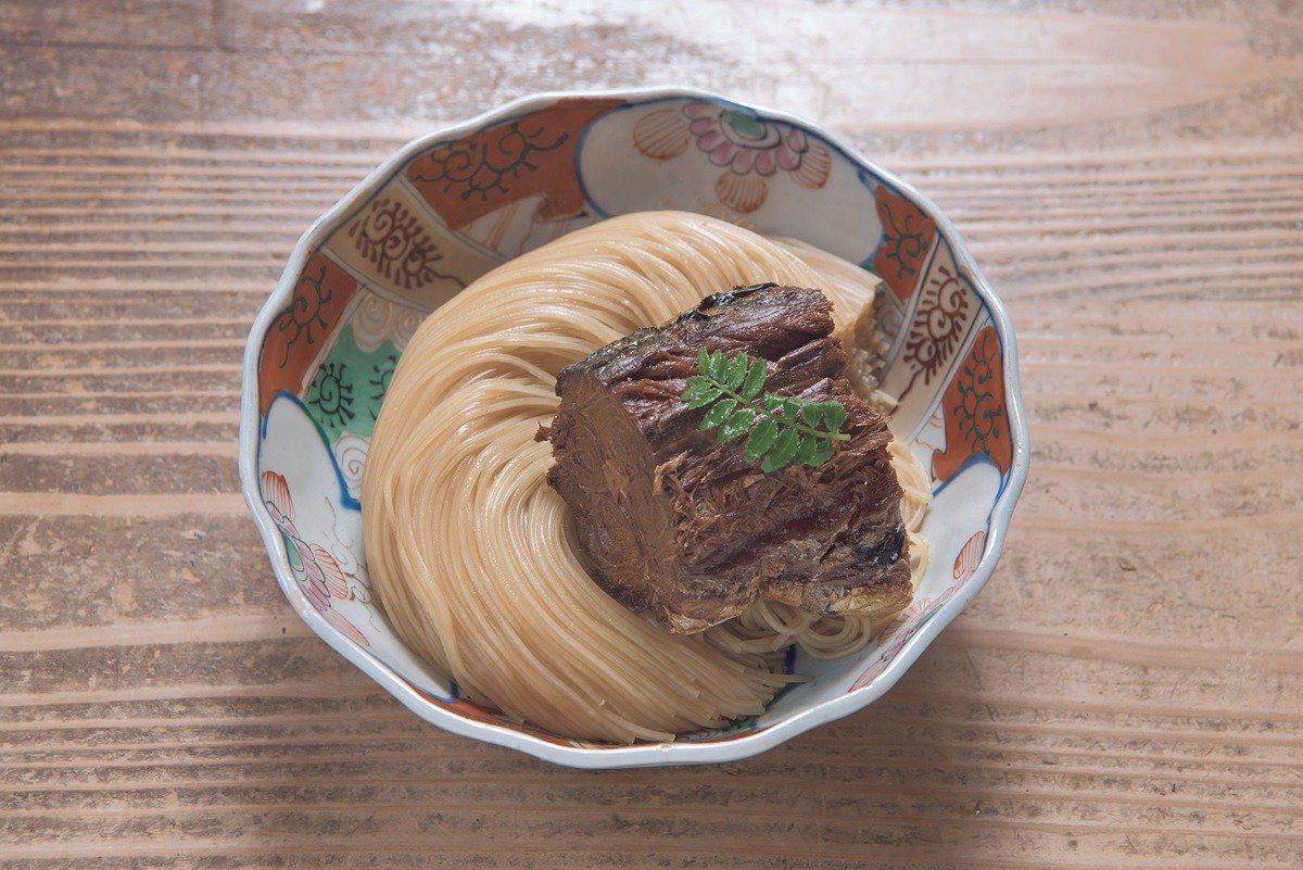 汁気がないのが特徴。ごはんのおかずにも酒の肴にも相性よし