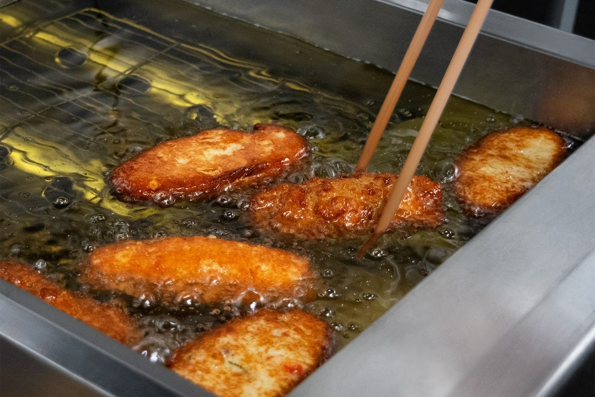 籠淸の店頭で注文を受けてから揚げる「揚げかまぼこ」
