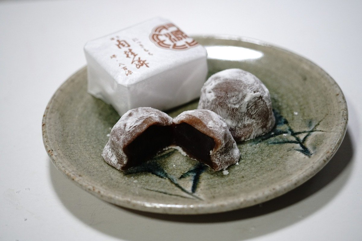 ニッキの風味がいいアクセントになる「八百源来弘堂本店」の肉桂餅