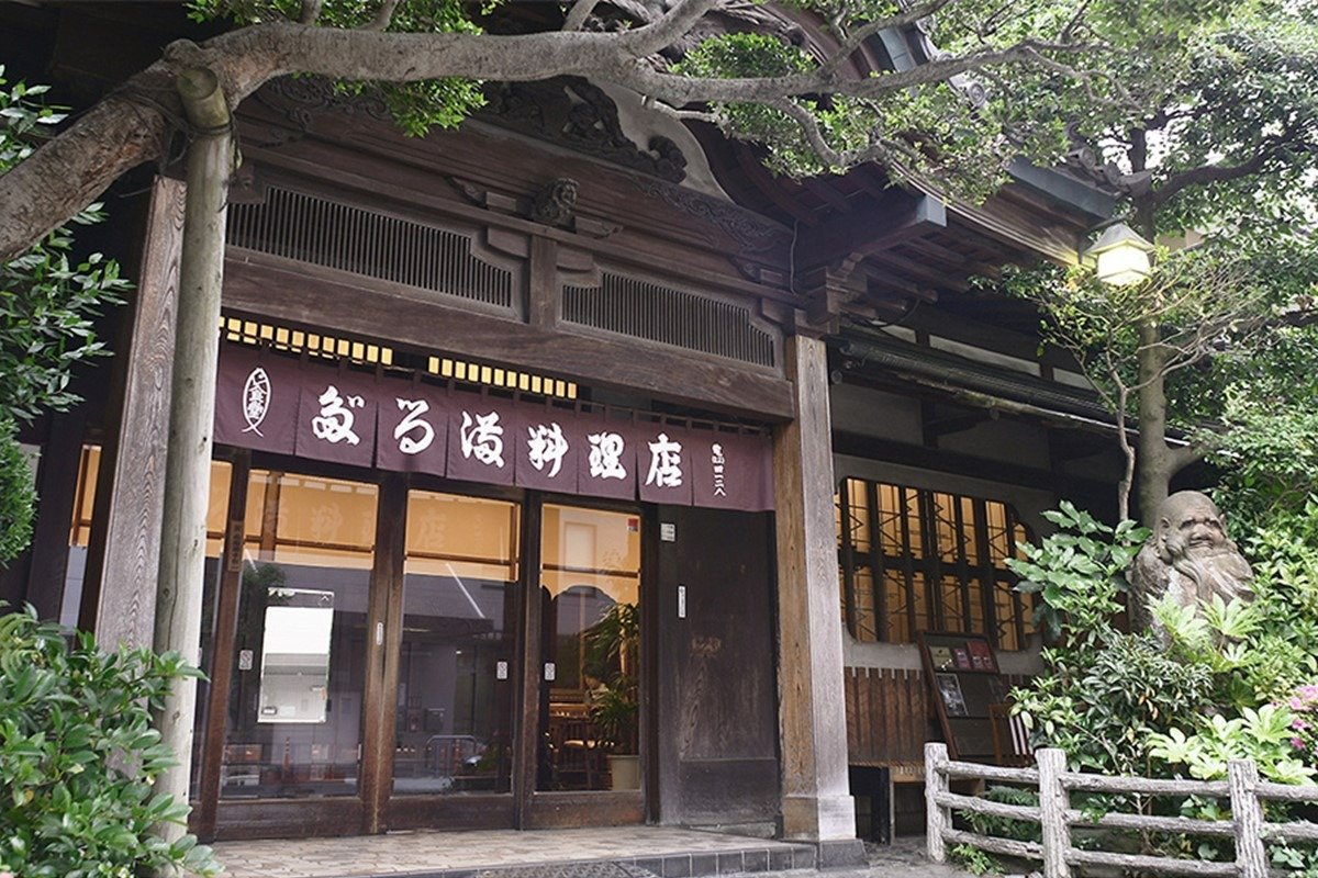社寺を思わせる唐破風入母屋造りの建物