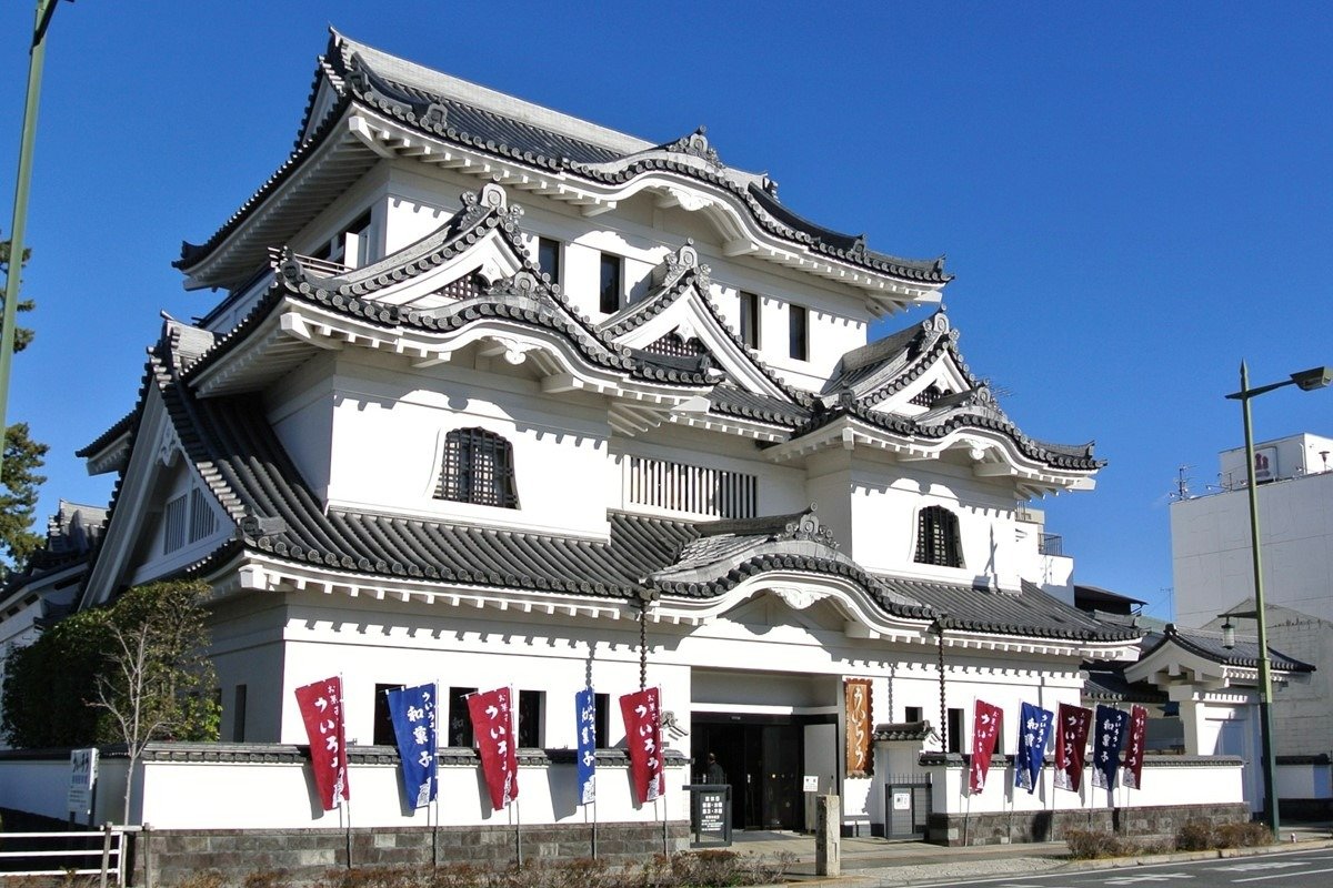 城郭のように重厚な「ういろう本店」
