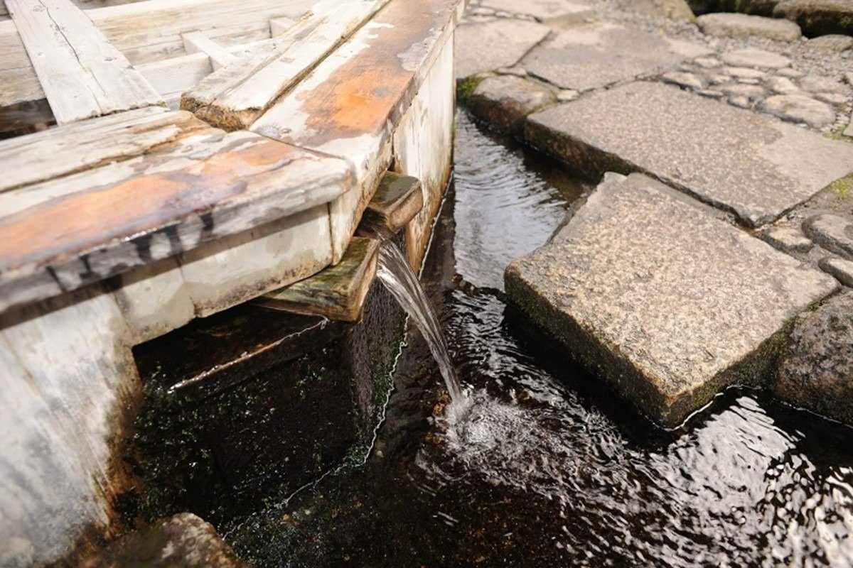今も毎分約230リットルの水が湧き出ています