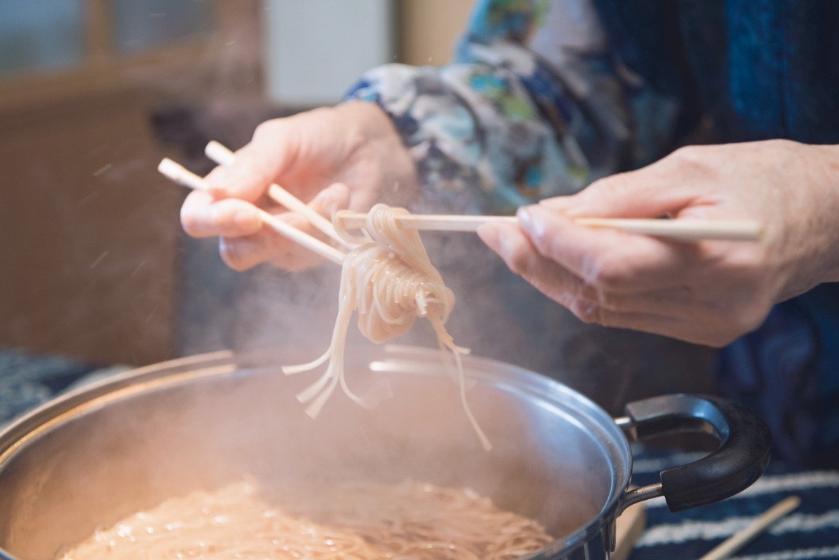 そうめんを箸で巻き取り、日本海の荒波のように盛り付けます