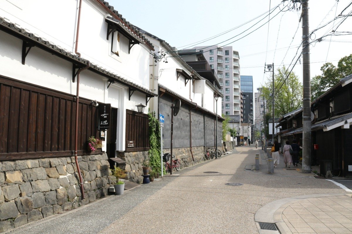 堀川沿いに並ぶ土蔵の景色はどこか懐かしい雰囲気