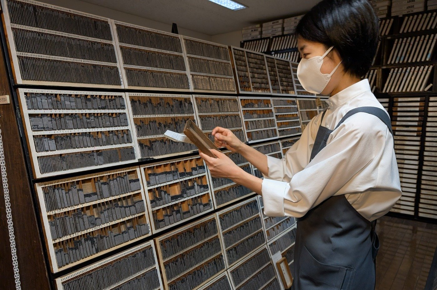 印刷工房の中には、かつて使用されていた活字がズラリ。この中から正確に活字を探し出す熟練工の技に驚嘆！