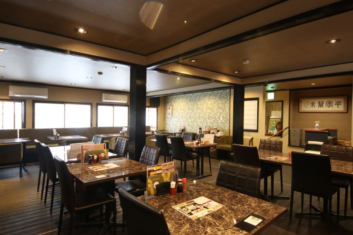 ランチはゆったりとした店内で
